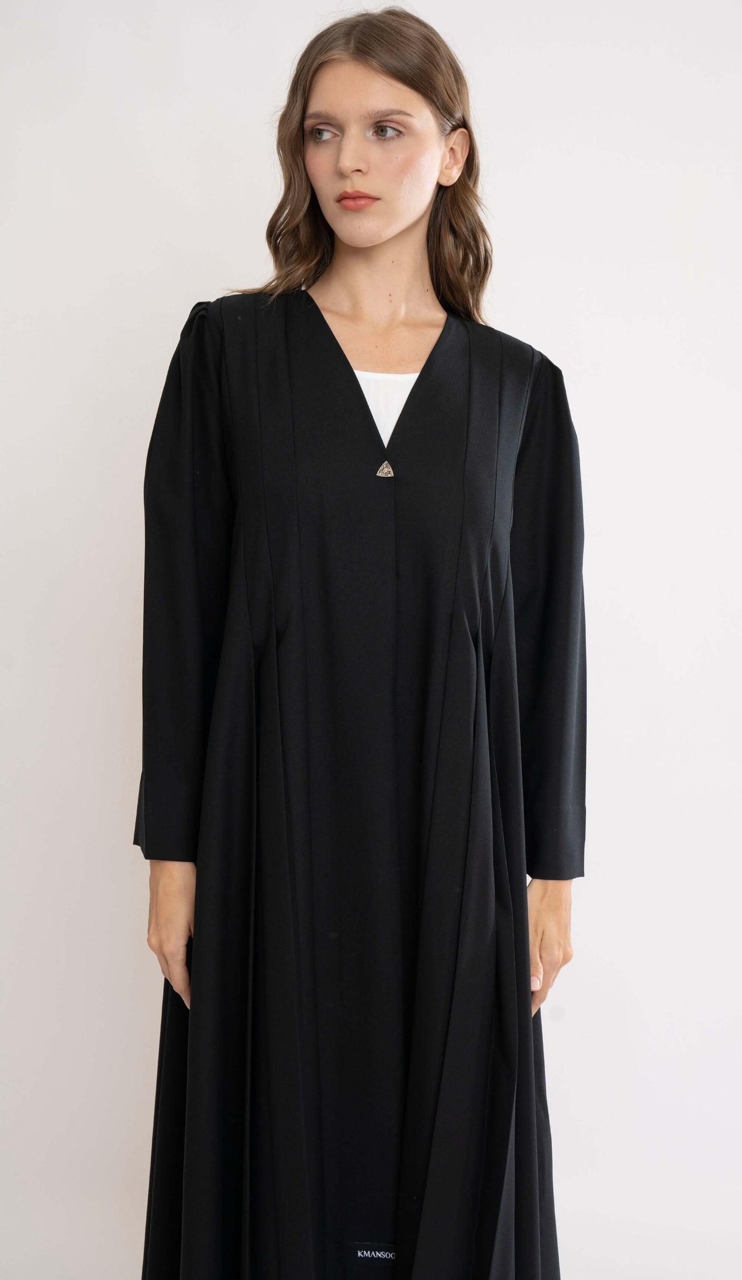 عباية سوداء بتصميم طيات مقلوبة