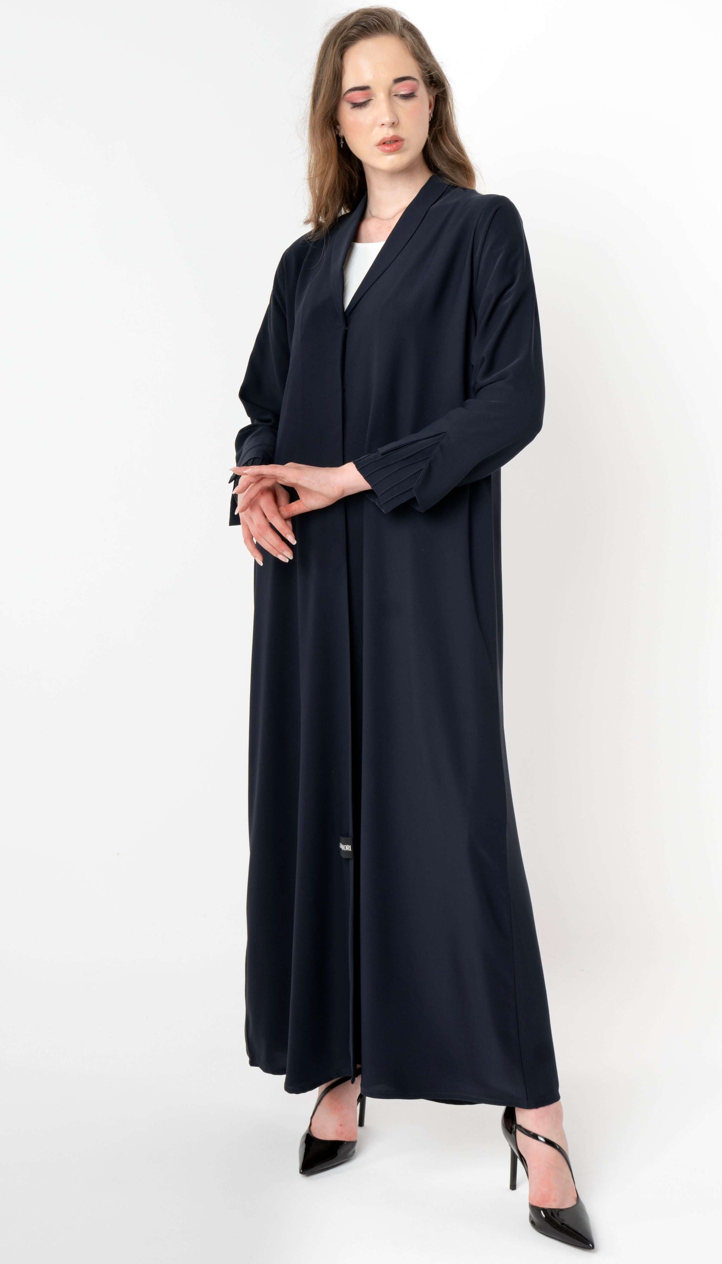 عباية بياقة وأكمام مفتوحة من الأمام