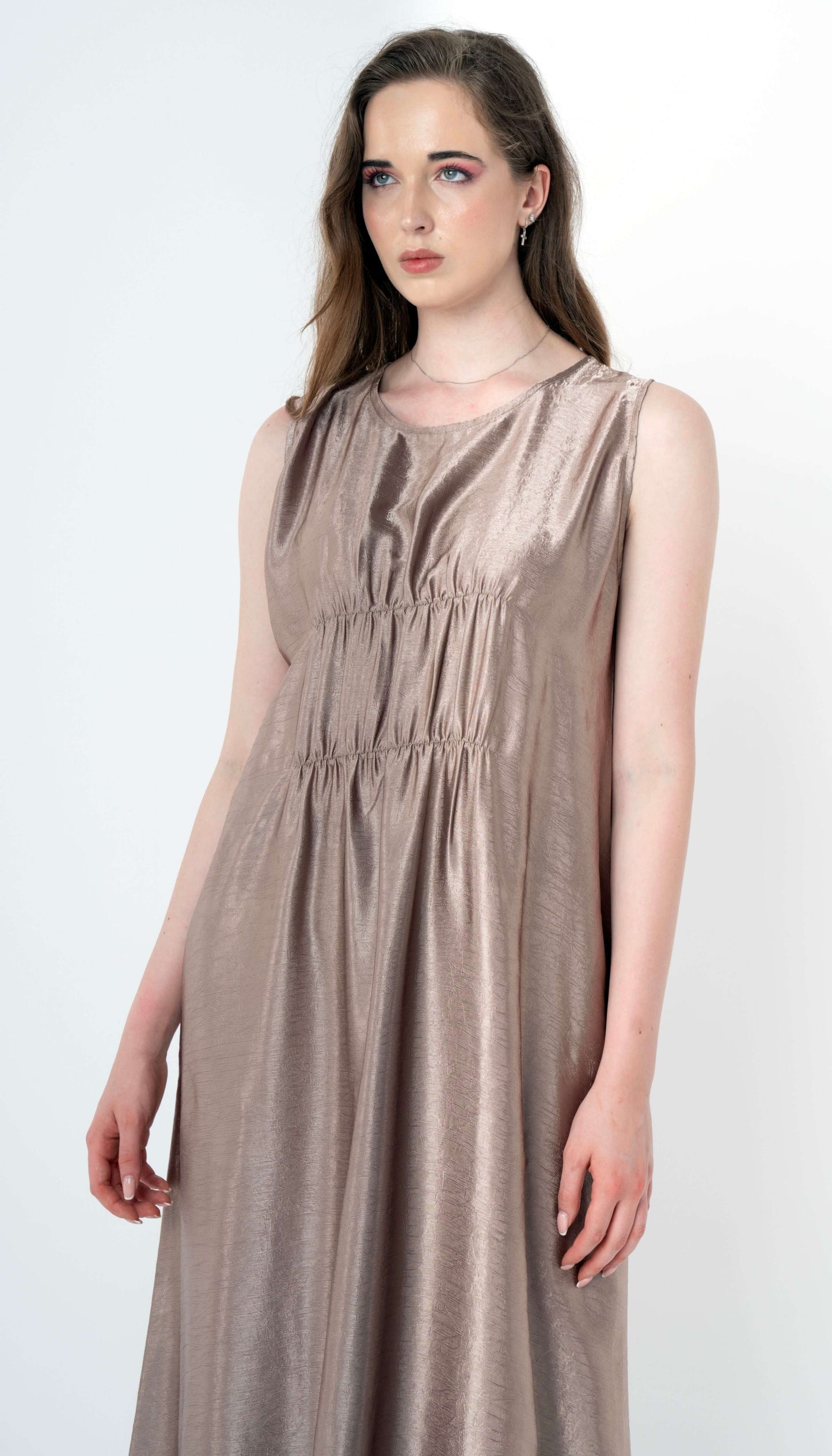 ملابس كاجوال بسيطة من قماش لامع