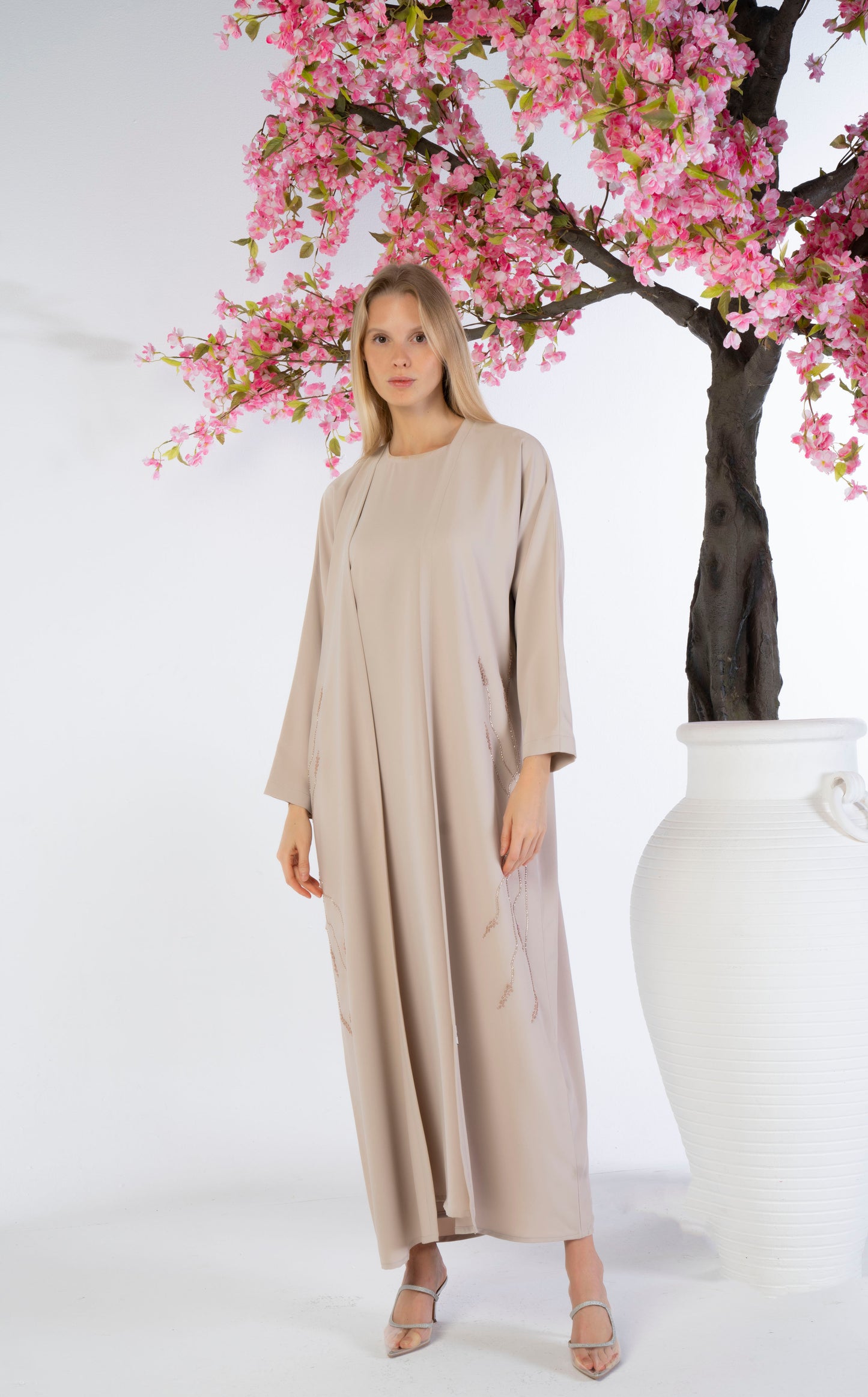 عباية بشت بتطريز زهور على الجوانب