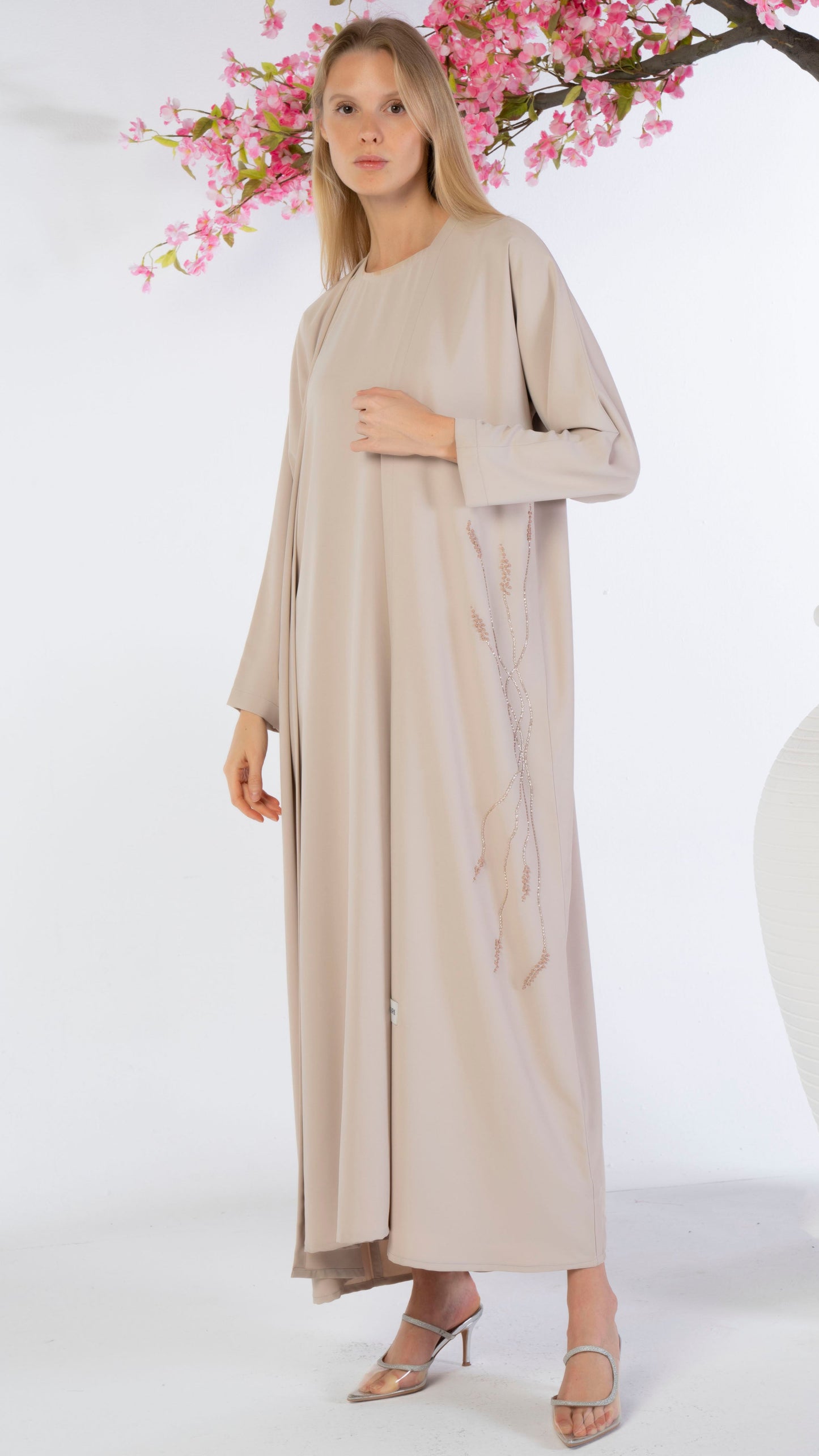 Bisht Abaya With Floral Embroidery On Sides