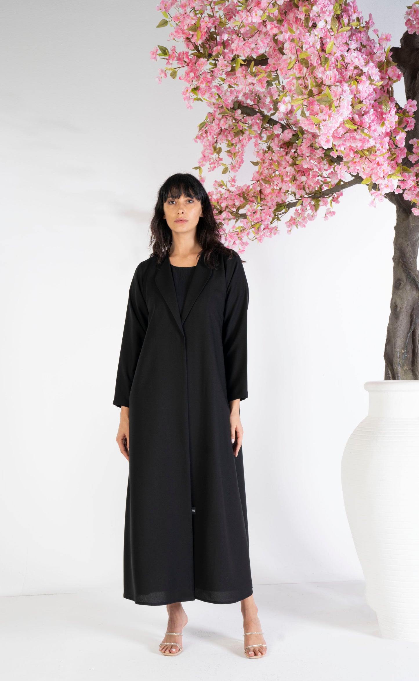 Black collar abaya with pleated pattern