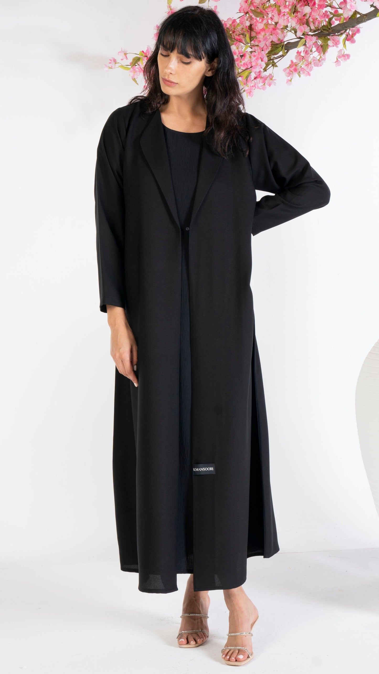 Black collar abaya with pleated pattern on backside