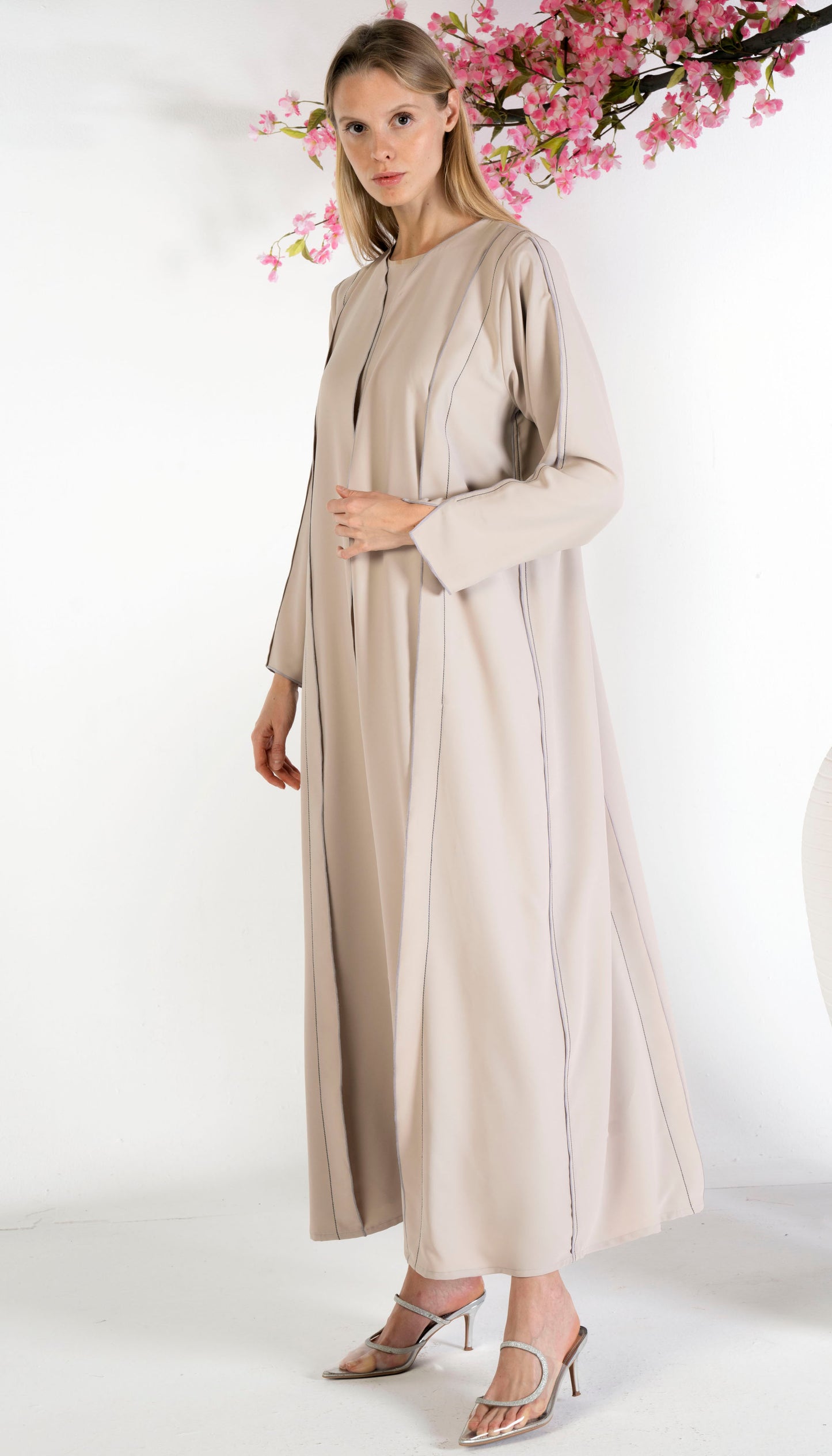 Stylised Pattern Abaya With Contrast Color Stitch Line Design