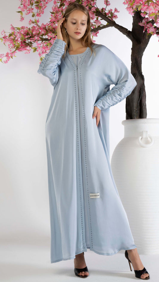 عباية بشت بأكمام مطوية ومزينة بتفاصيل خرزية بسيطة