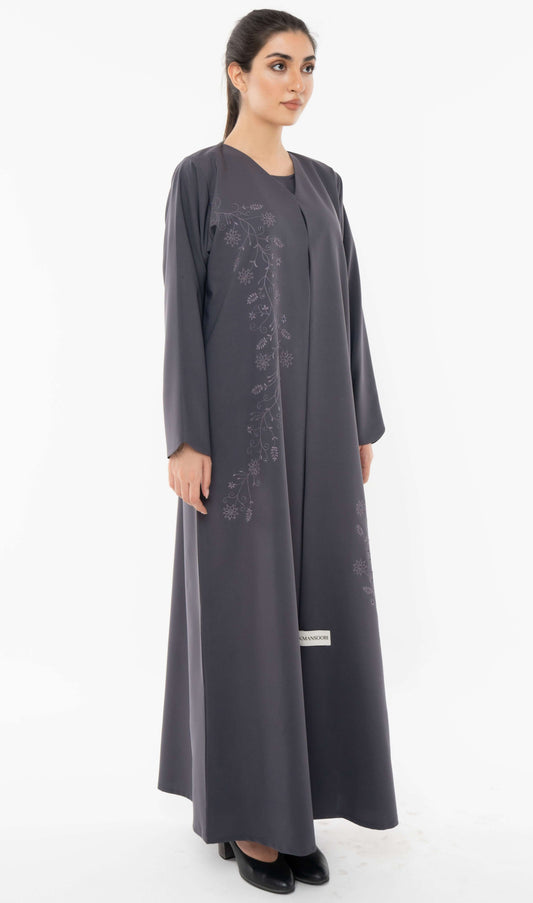 عباية مطرزة بالورود مع زخارف بسيطة من الخرز
