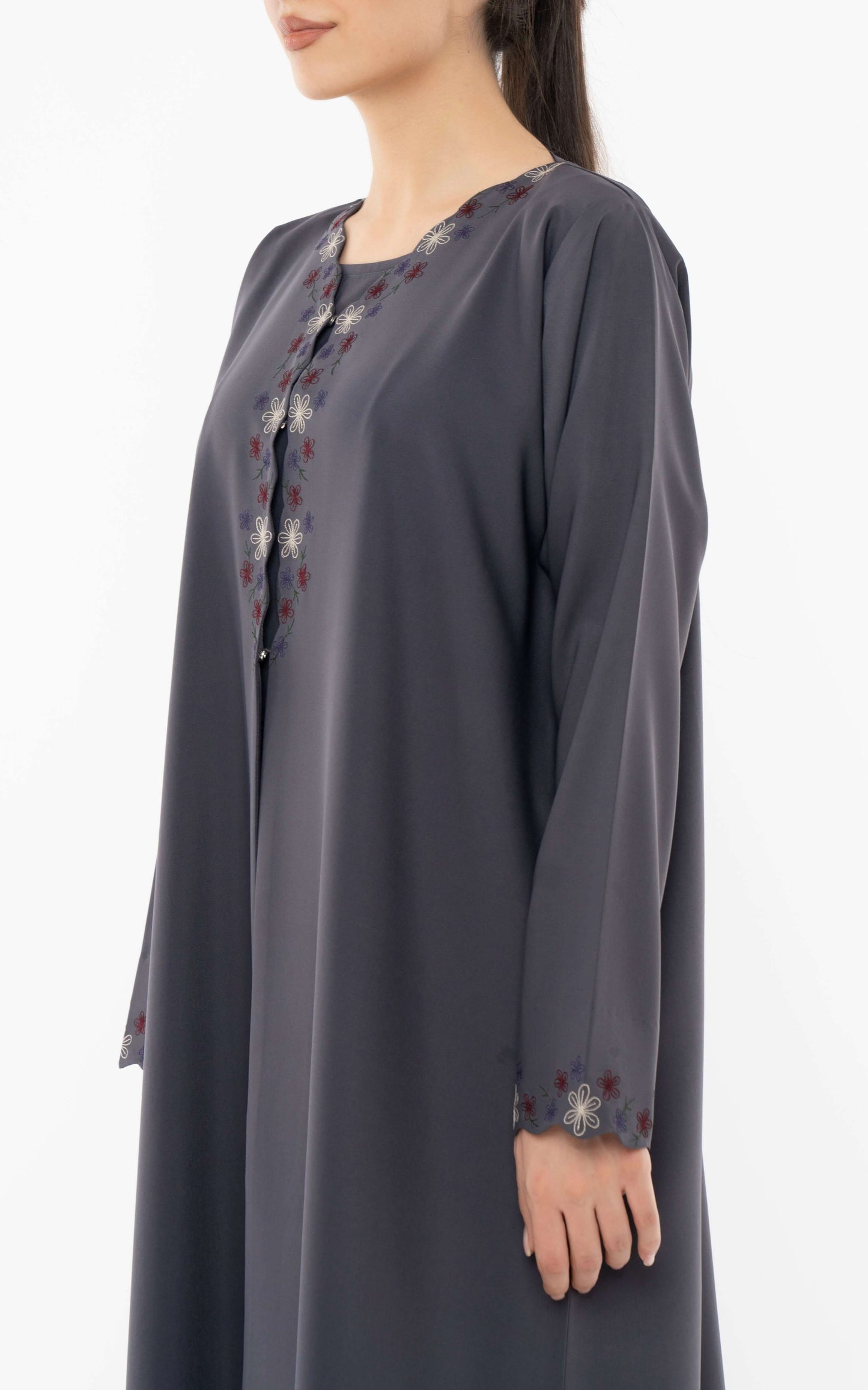 عباية بتصميم منحني للرقبة مع تطريز زهري على الجهة الأمامية والأكمام