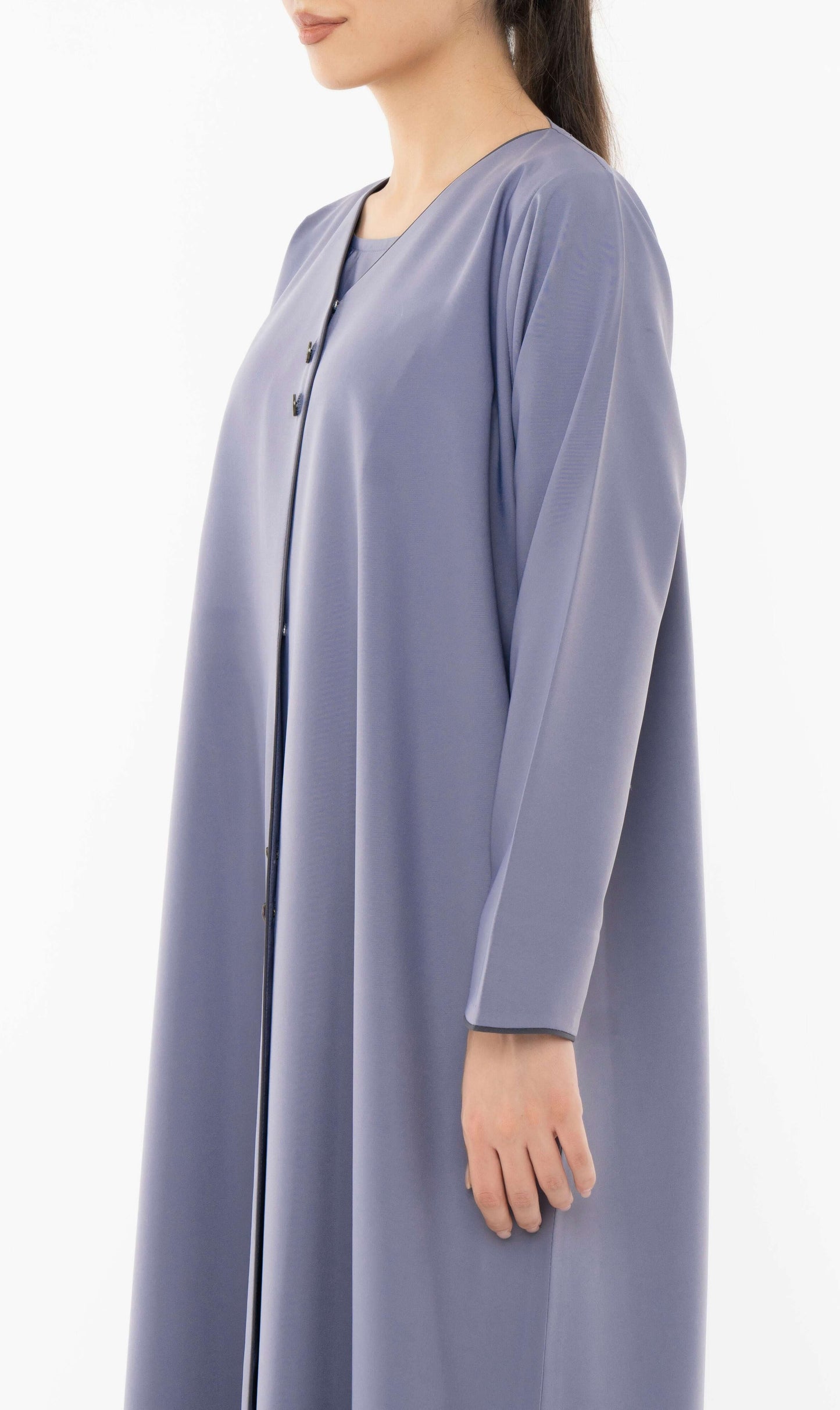 عباية بتصميم منحني متداخل مع تفاصيل أزرار