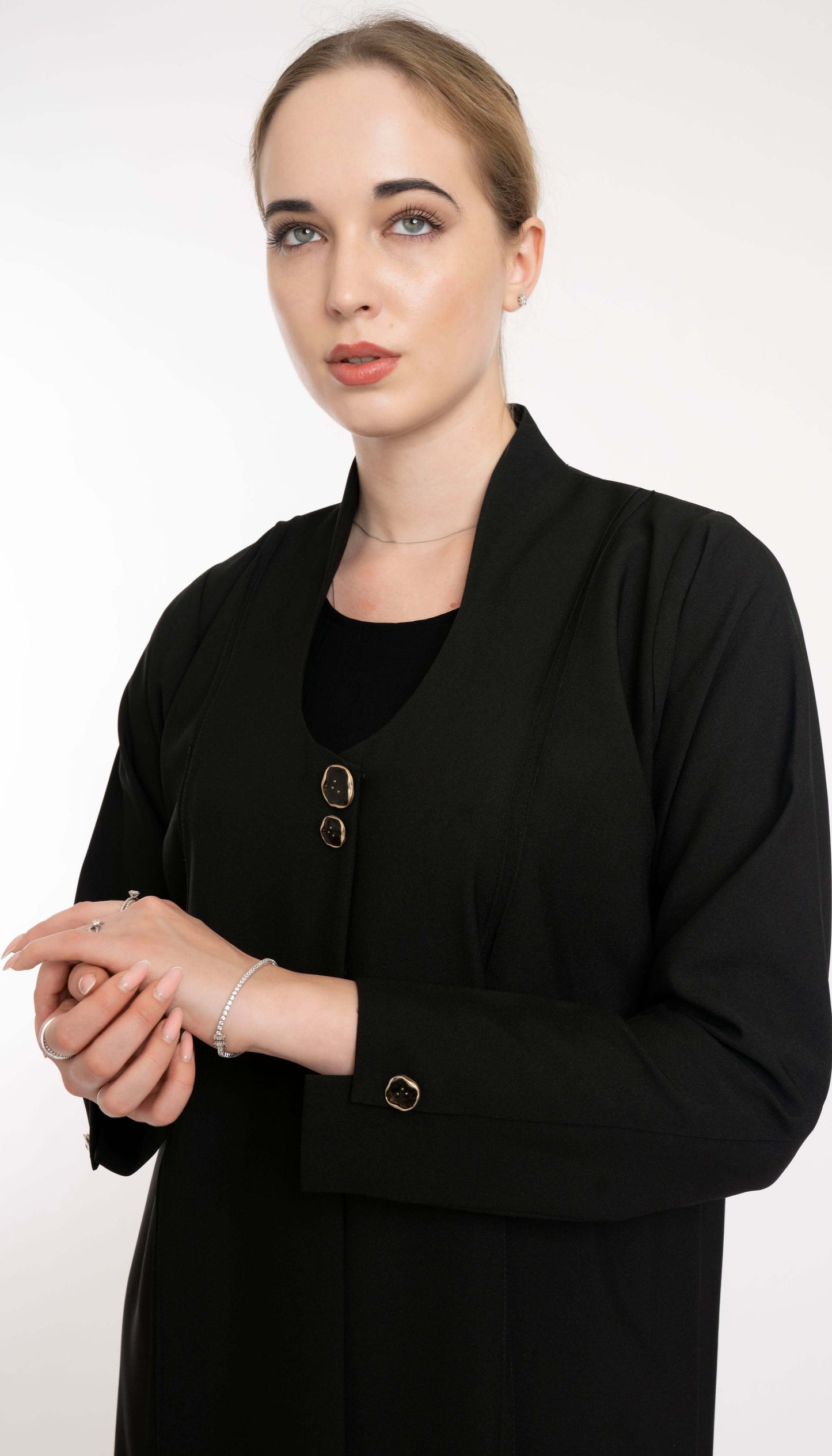 عباية سوداء بنقشة رقبة عالية وتفاصيل ثنيات