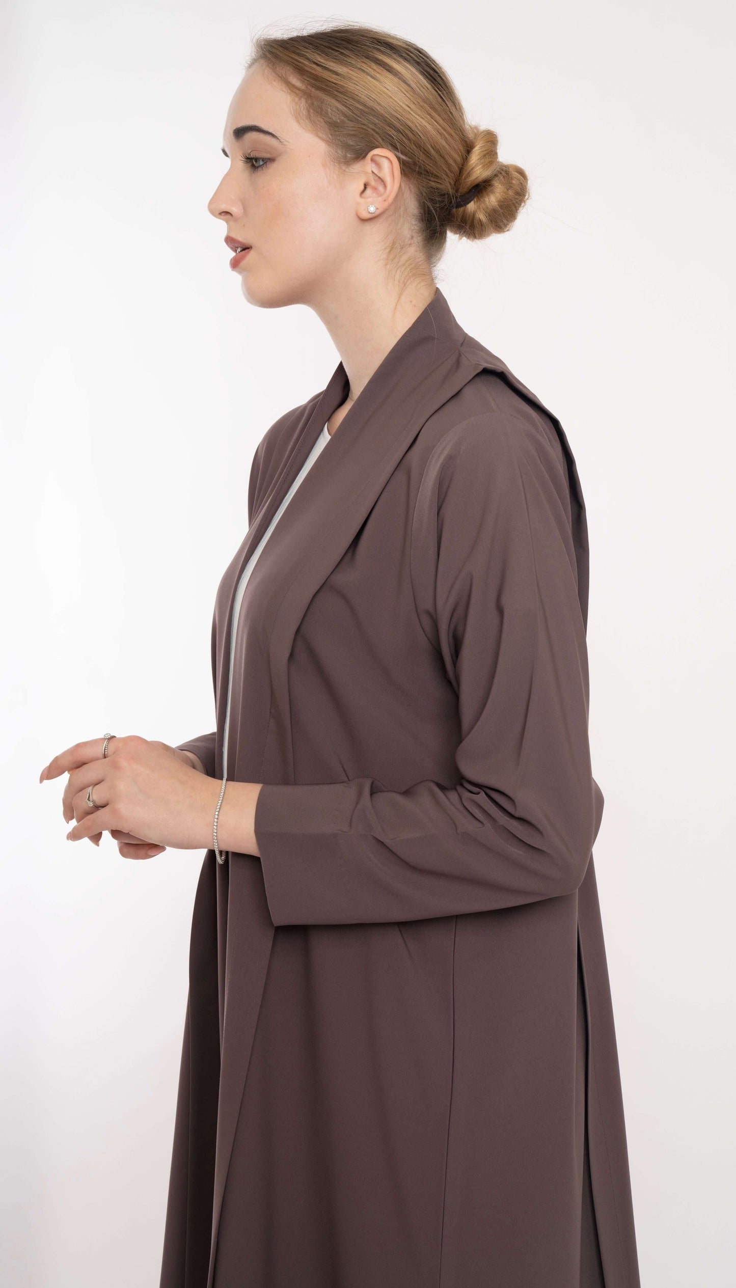 عباية بتصميم جريء ورقبة عالية