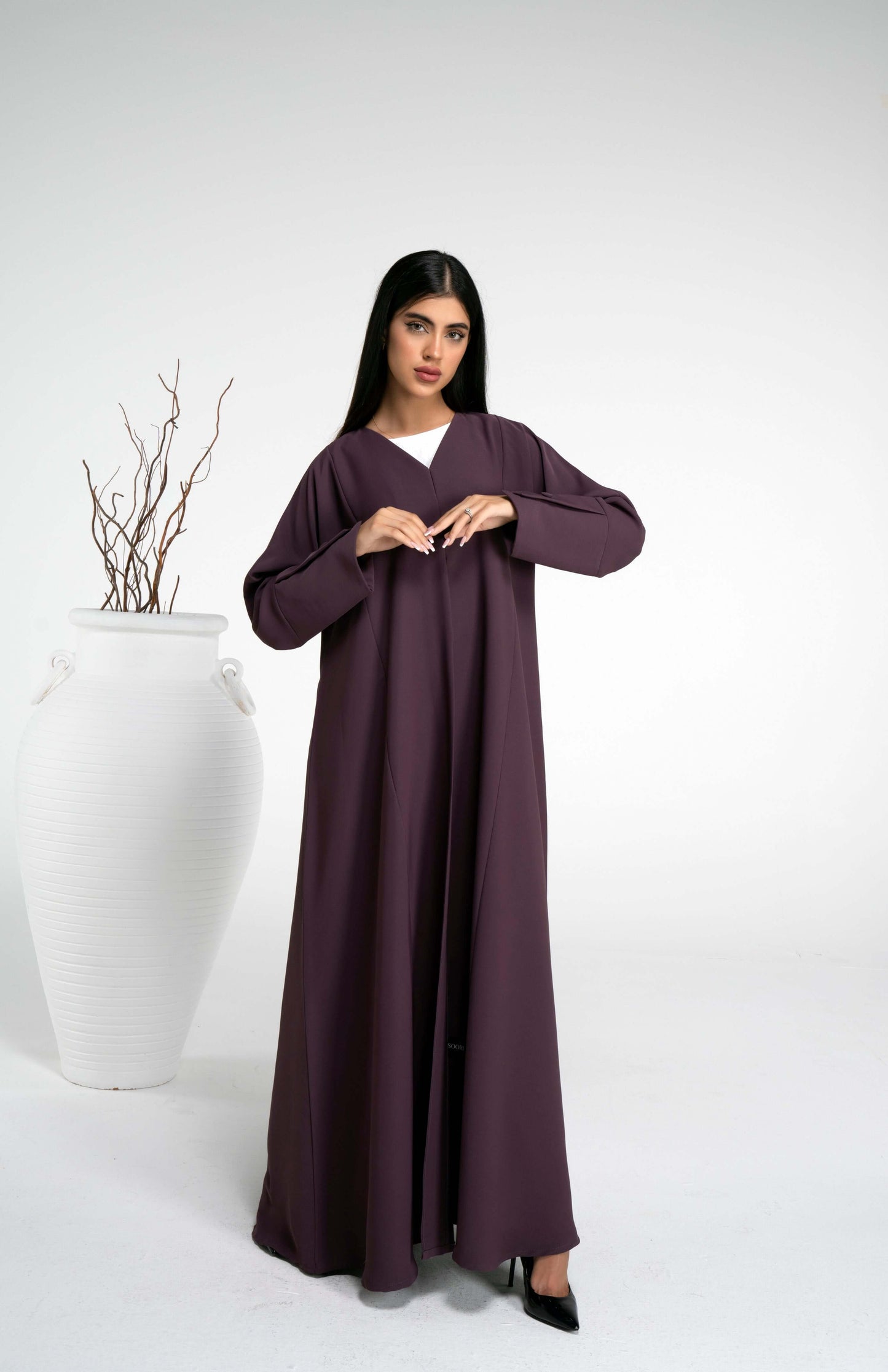 Abaya with stylized pattern sleeve