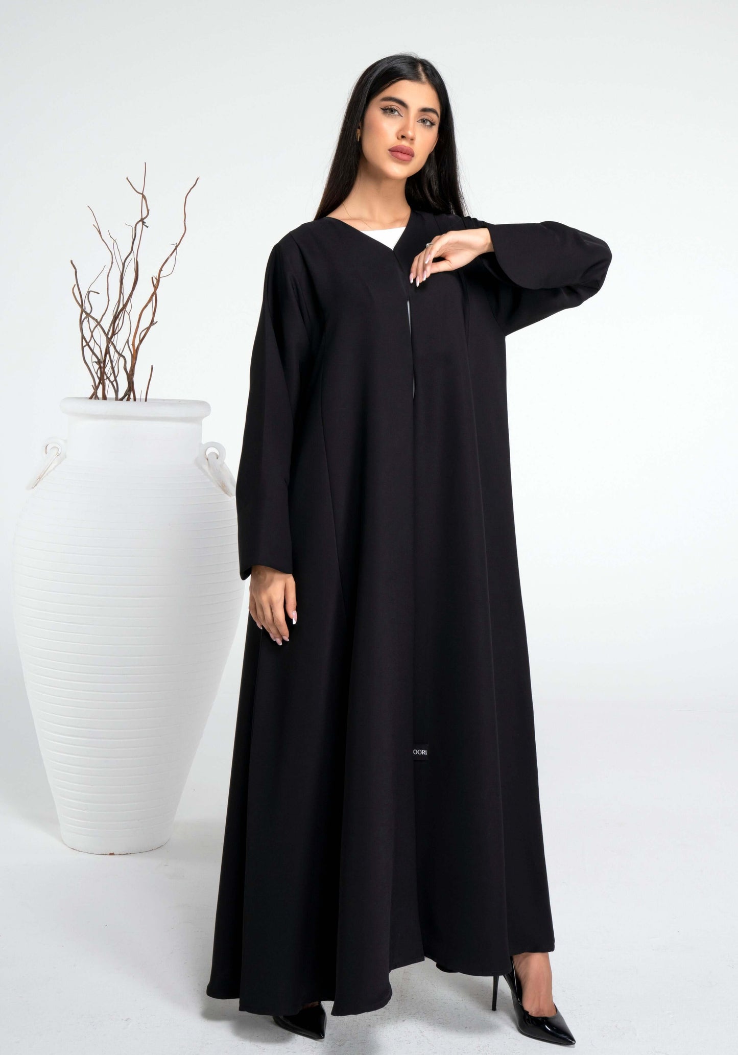 Sada abaya in curve design cut sleeve