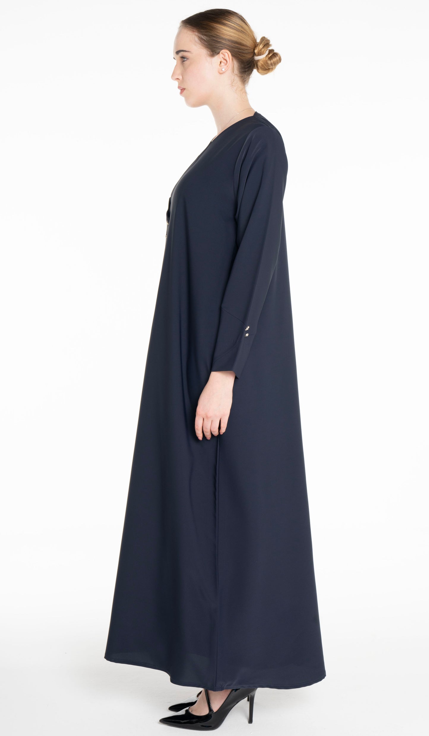 Sada Abaya With Button Highlights