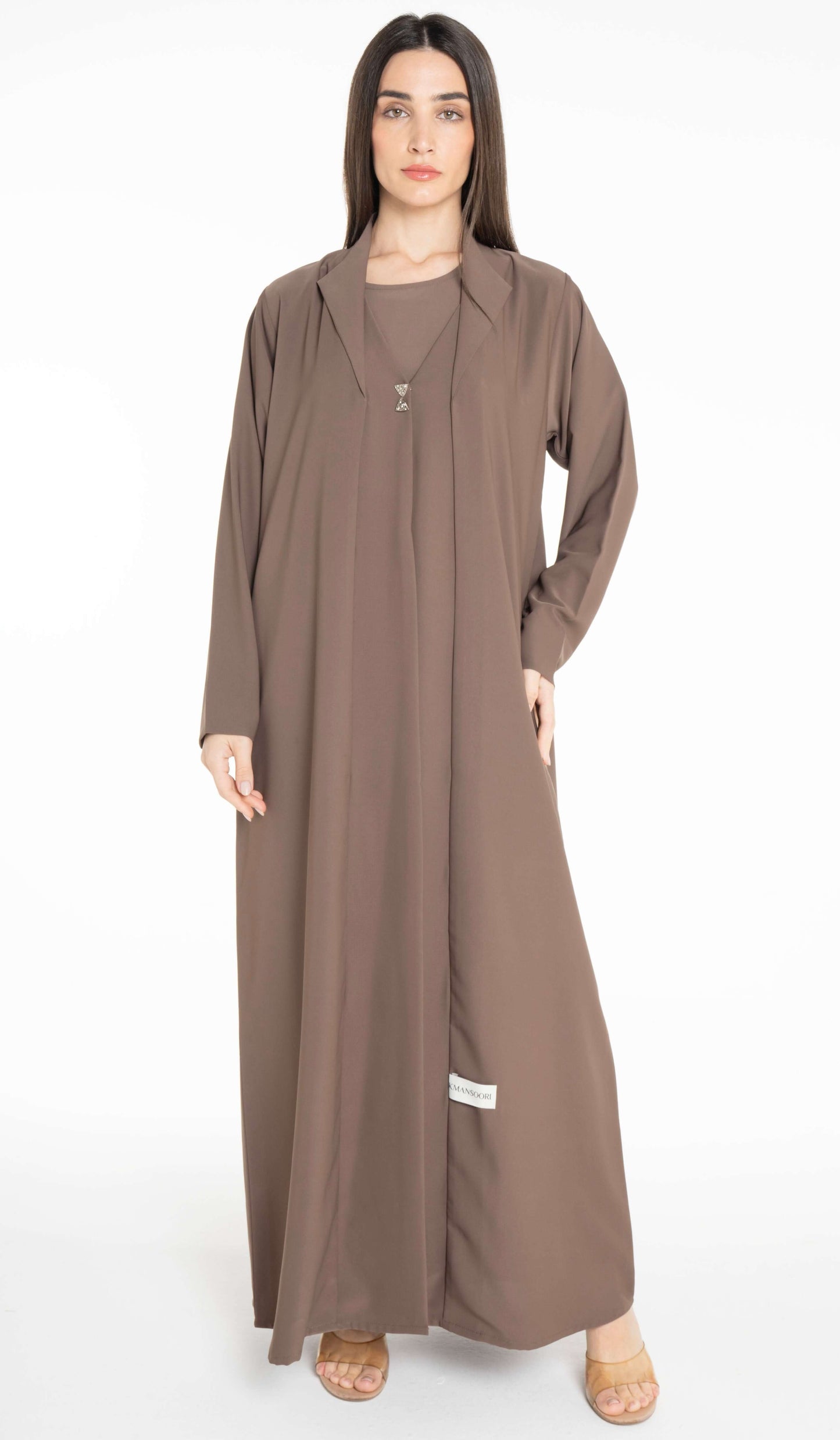 عباية سادة بتصميم ياقة مع أزرار معززة