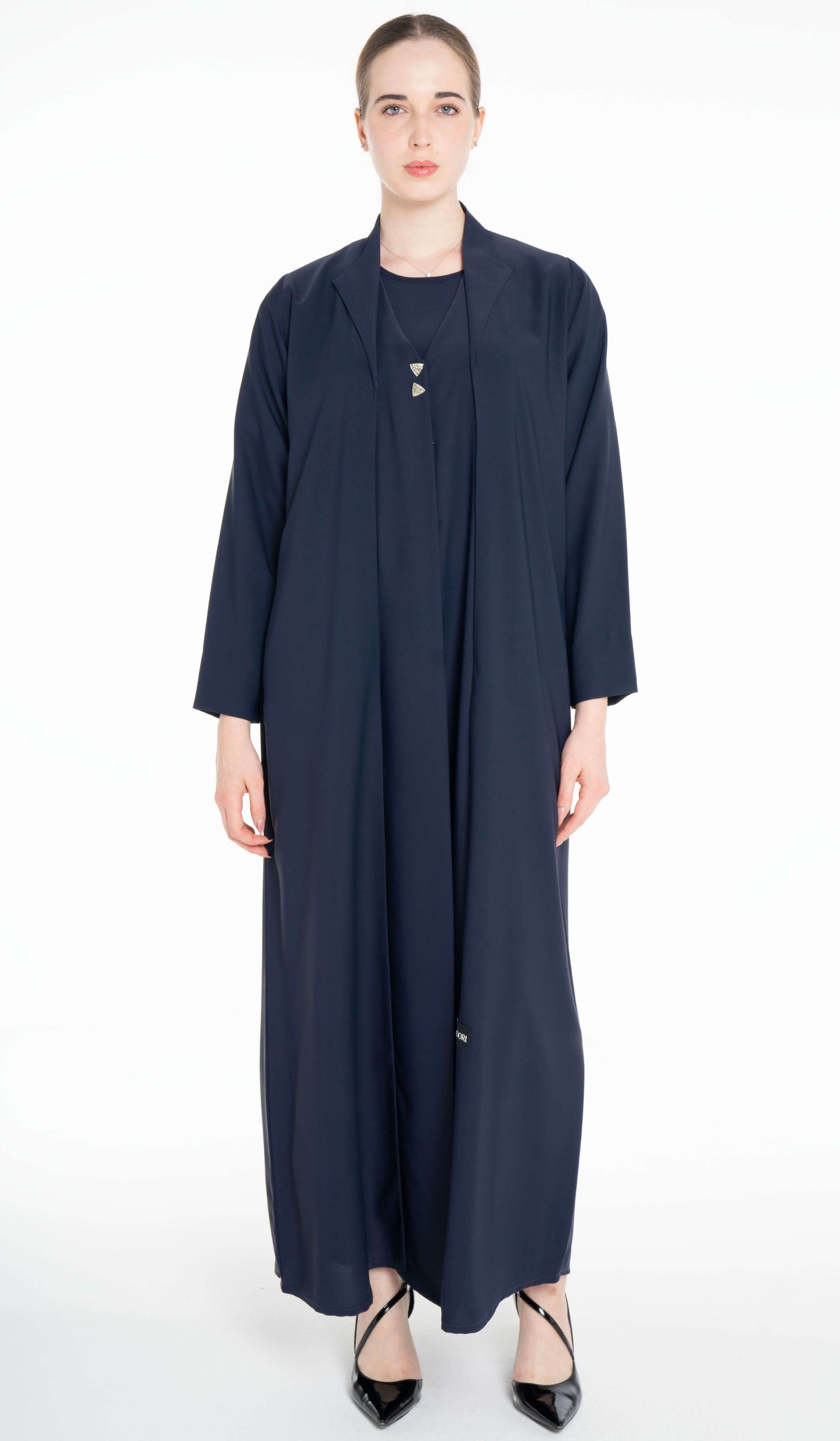 عباية سادة بتصميم ياقة مع أزرار معززة