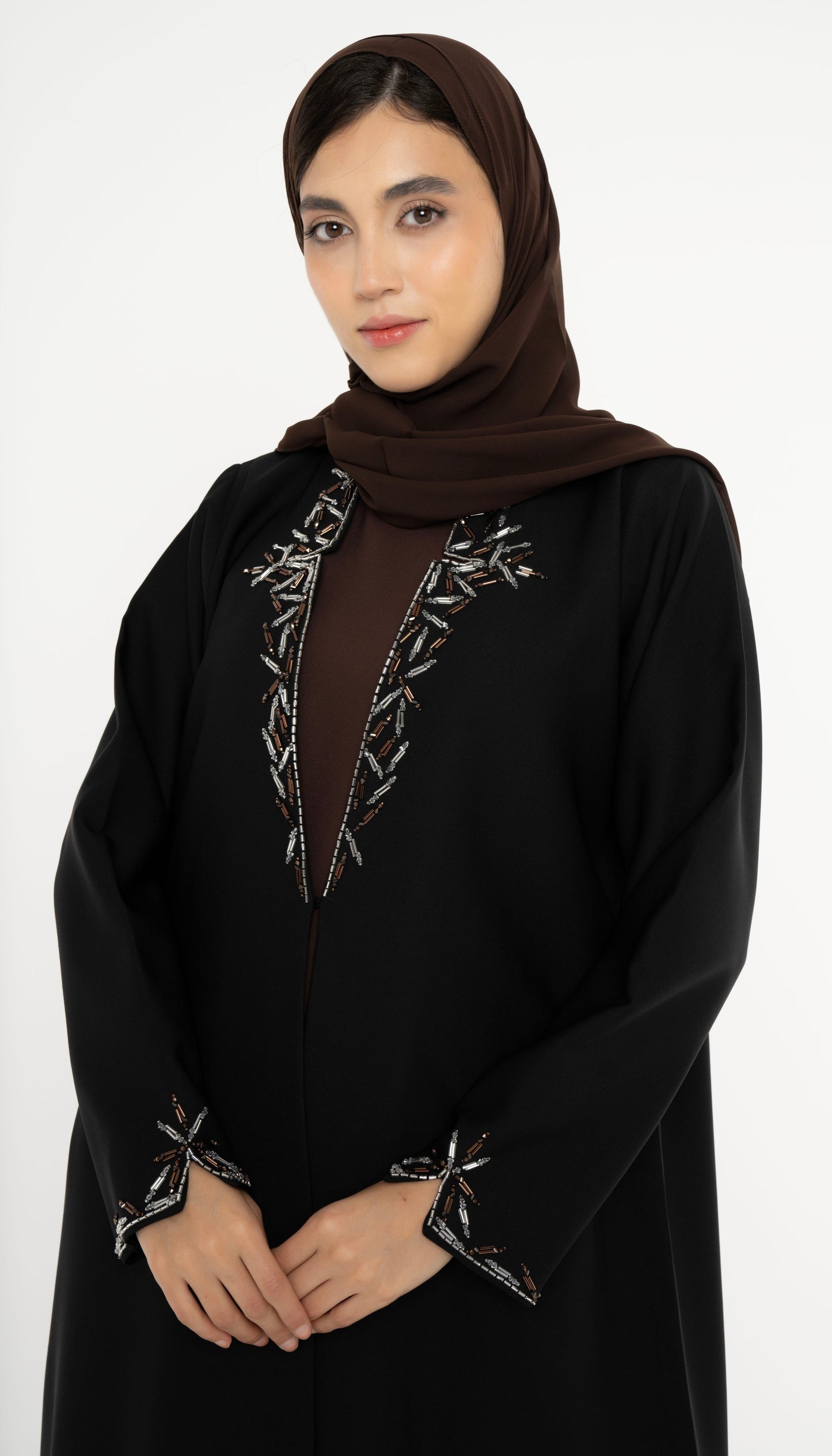 عباية ذات ياقة سوداء اللون مع زخارف على الجهة الأمامية والأكمام