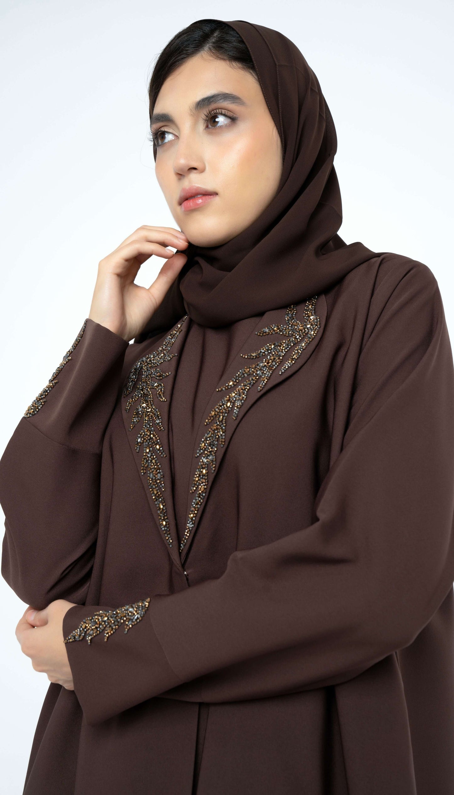 عباية بياقة مع تفاصيل يدوية على الأكمام والياقة