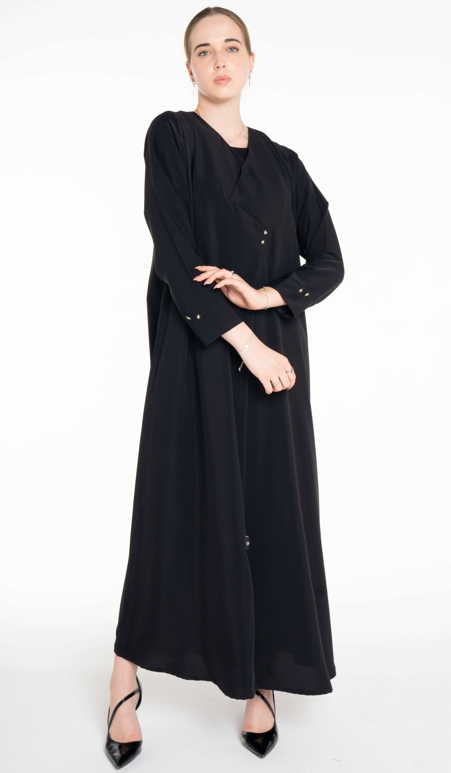 Sada Abaya With Button Highlights