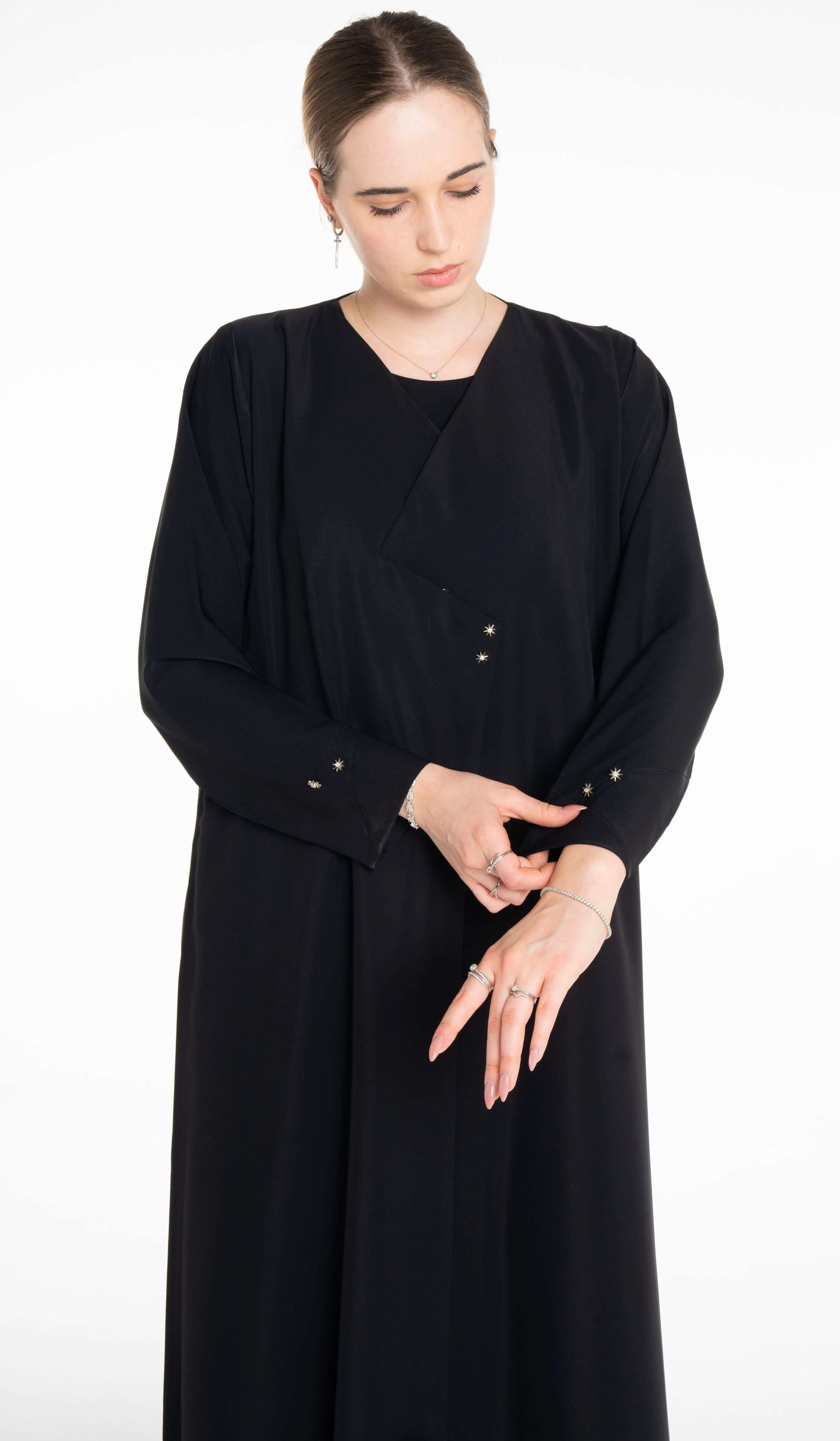 Sada Abaya With Button Highlights