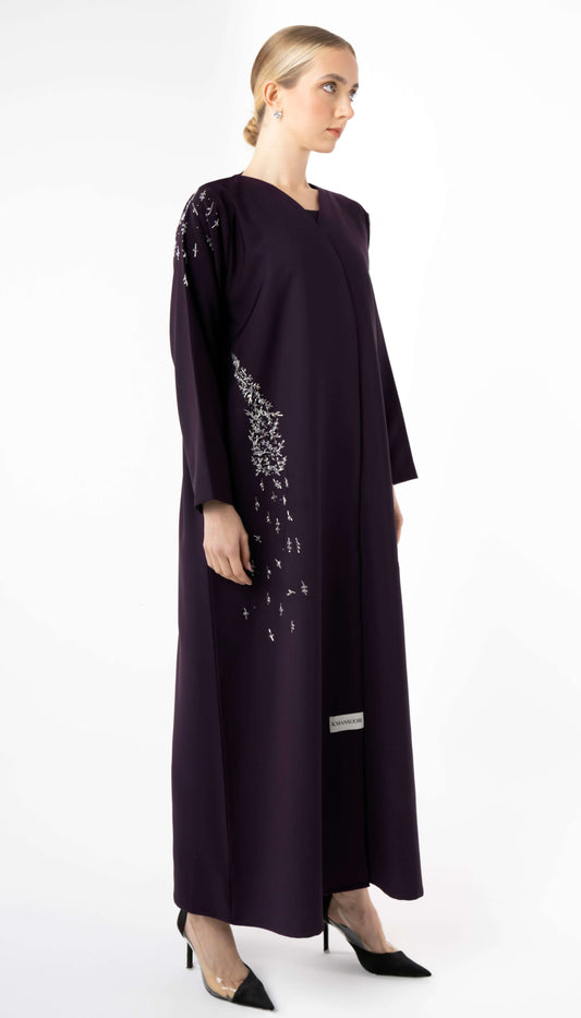 عباية باللون البنفسجي مع زخارف على الجوانب والأكمام