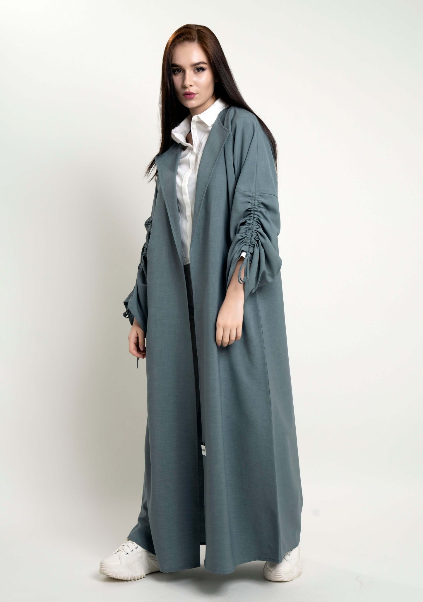 عباية بياقة مع كم مزركش برباط