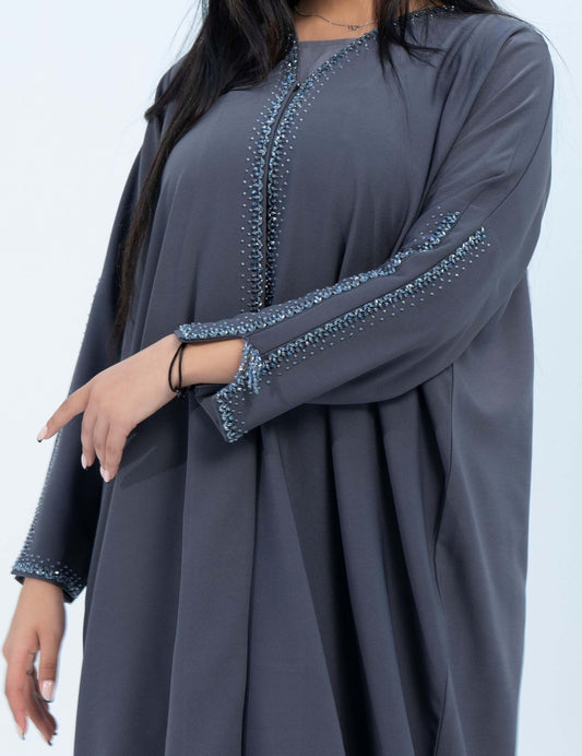 عباية باللون الرمادي على شكل حرف V مع زخارف مذهلة على النصف العلوي الأمامي والأكمام