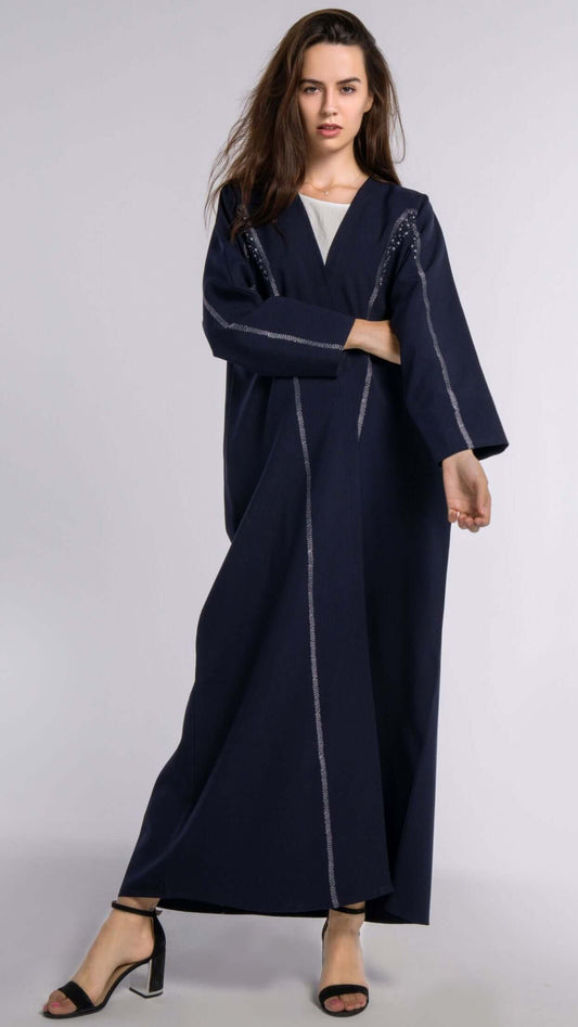 عباية بشت باللون الأزرق الداكن مع تطريز هندسي