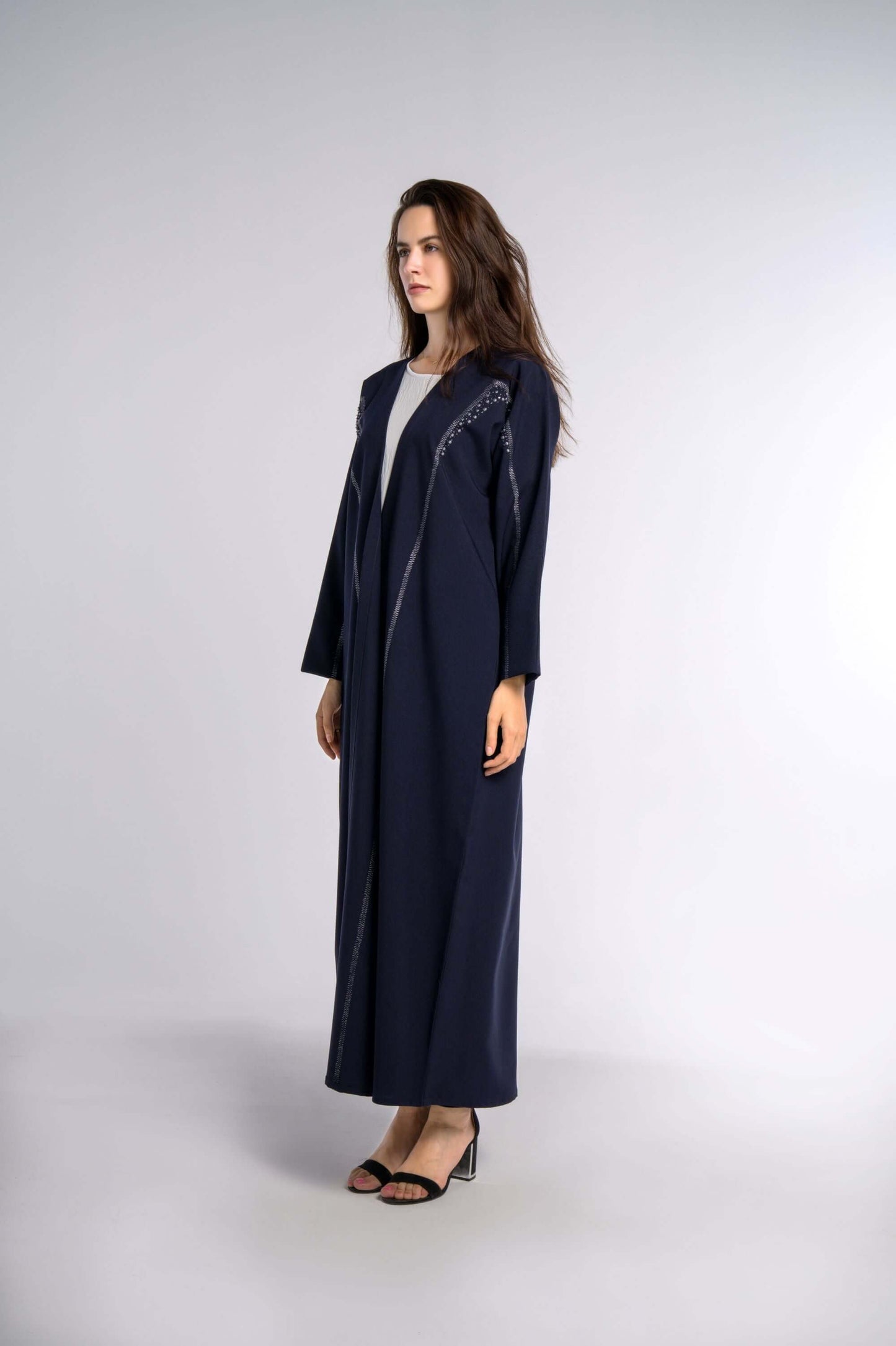 عباية بشت باللون الأزرق الداكن مع تطريز هندسي