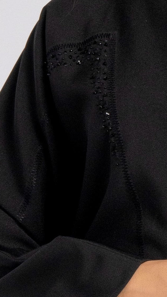 عباية سوداء برقبة على شكل حرف V مع تطريز هندسي