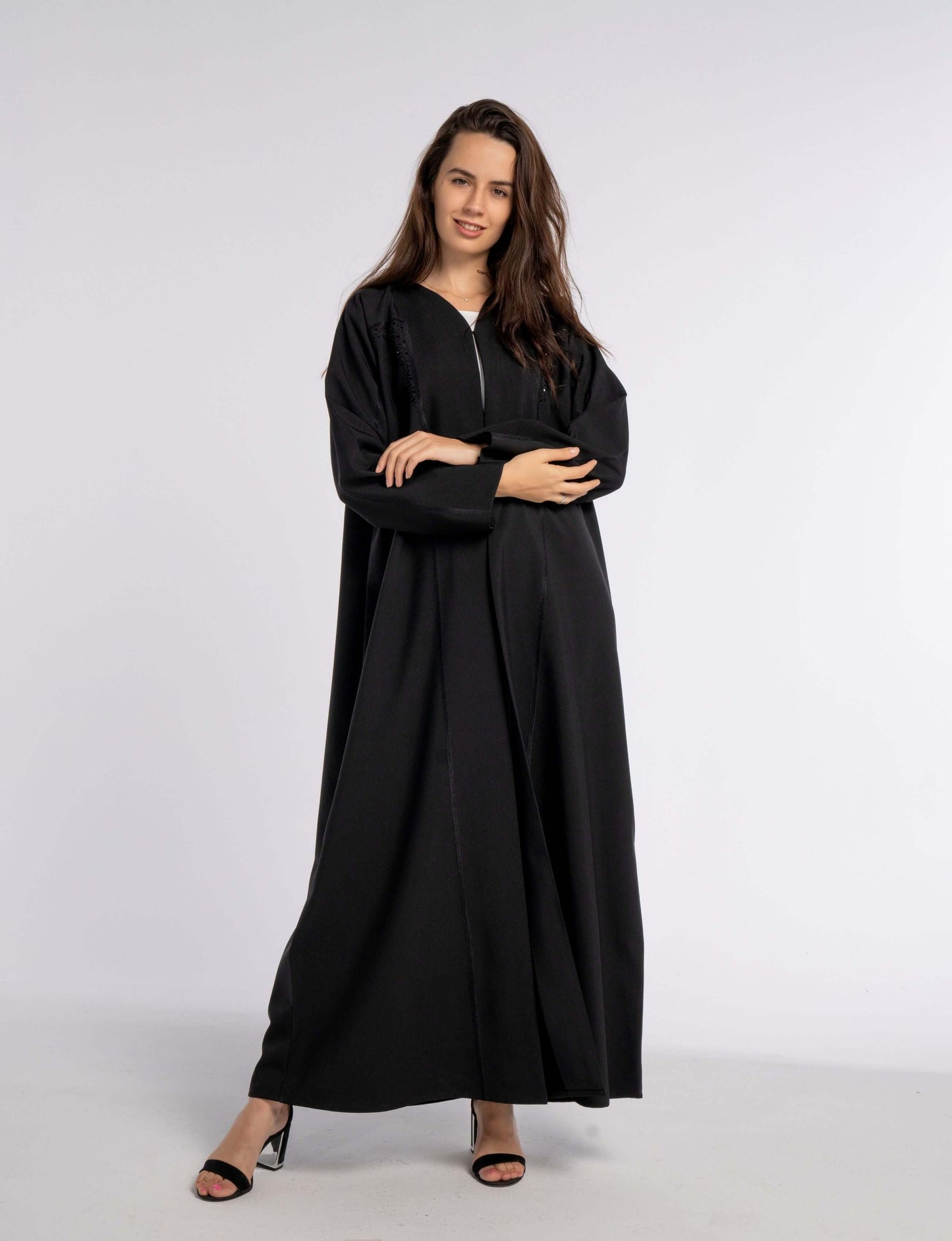 عباية سوداء برقبة على شكل حرف V مع تطريز هندسي