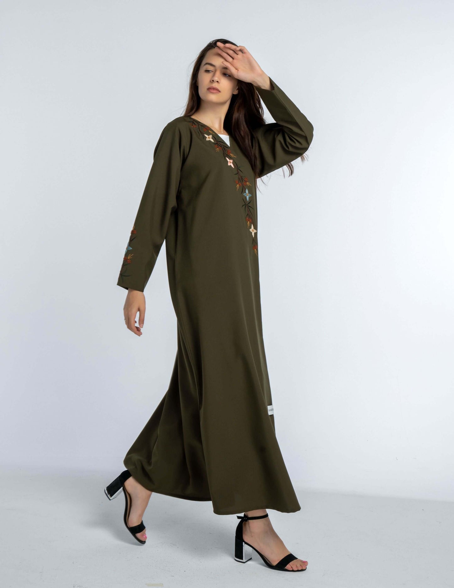 عباية متداخلة باللون الأخضر مع تطريز زهور أنيق ومفصل متعدد الألوان على الطية الأمامية والأكمام