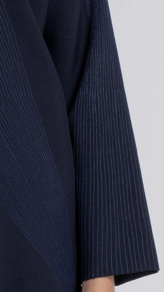 عباية باللون الأزرق الداكن مع تطريز جميل