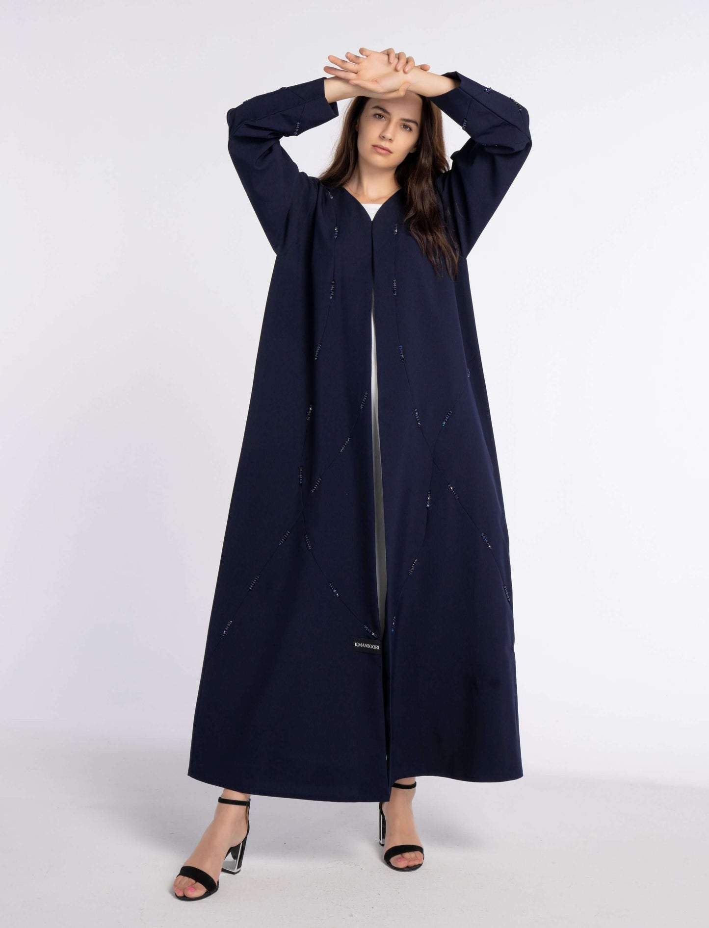 عباية باللون الأزرق الداكن مع رقبة على شكل حرف V وزخارف هندسية مطرزة