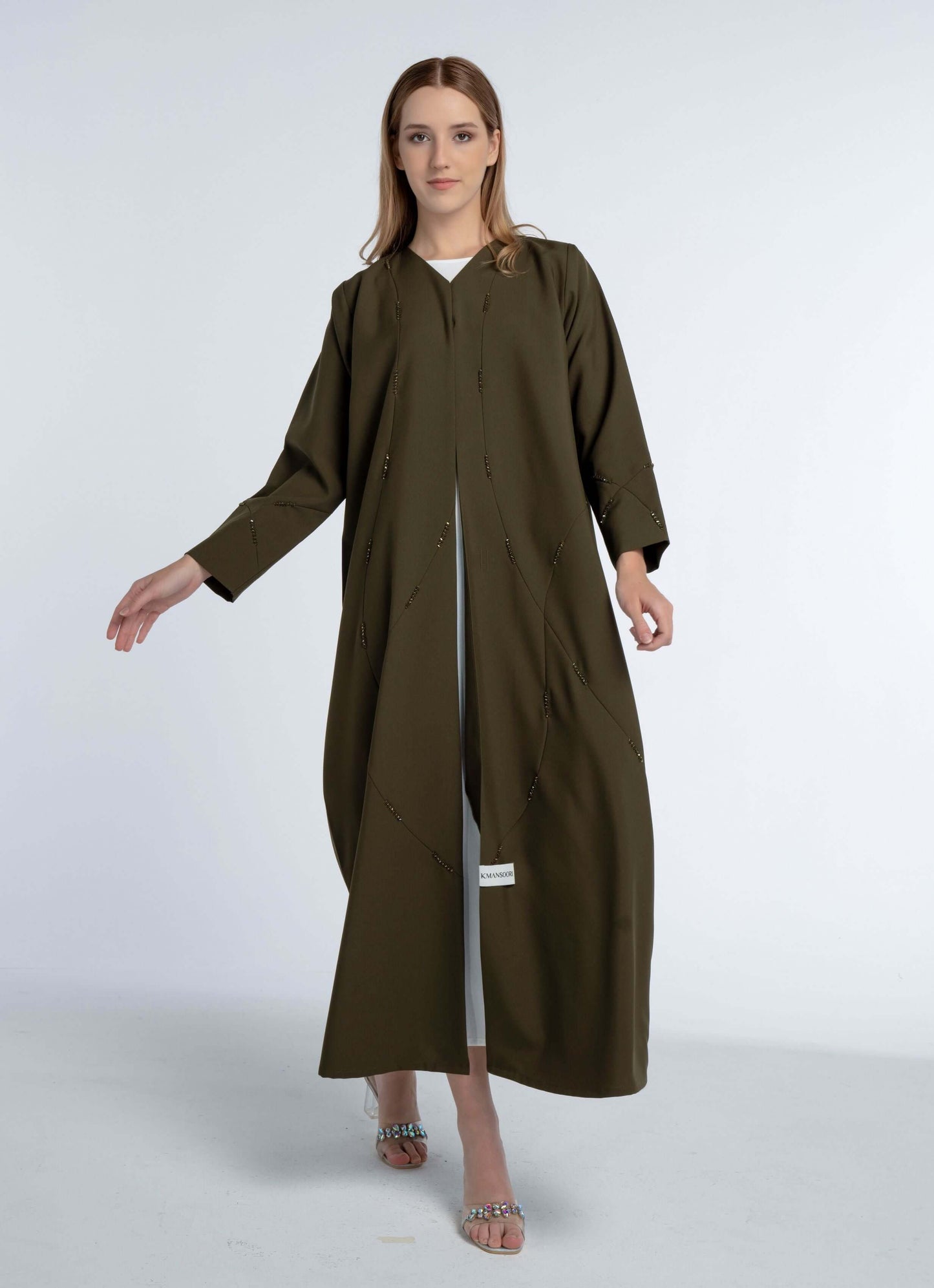 عباية ذات لون أخضر على شكل حرف V مع زخارف هندسية مطرزة