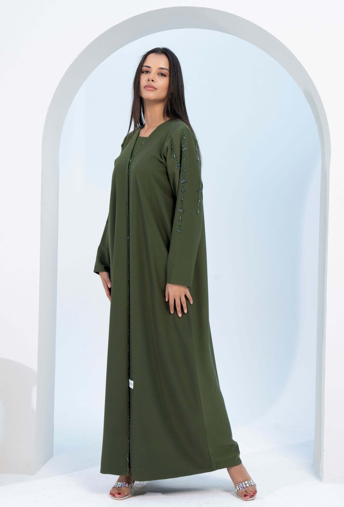 عباية باللون الأخضر برقبة على شكل حرف V مع زخارف على شكل نجمة على الأكمام والغطاء