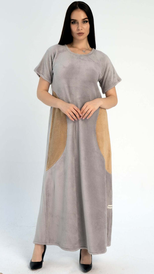 عباية داخلية بتصميم كتل الألوان باللونين الرمادي والبني، مصنوعة من نسيج الصوف الناعم