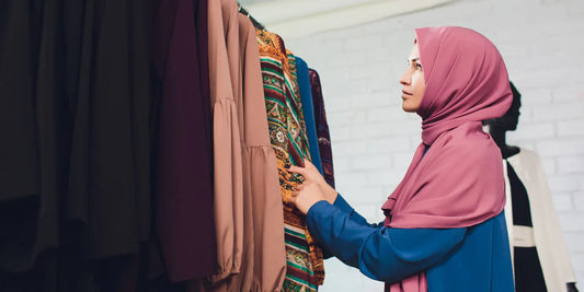 woman buying abaya