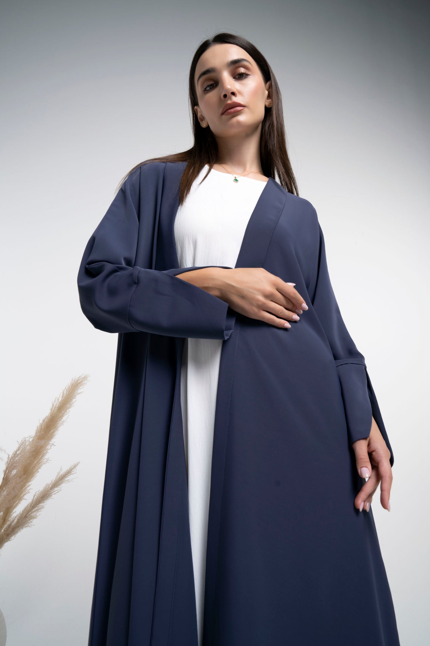 Purple bisht abaya with collar and cross pattern sleeves