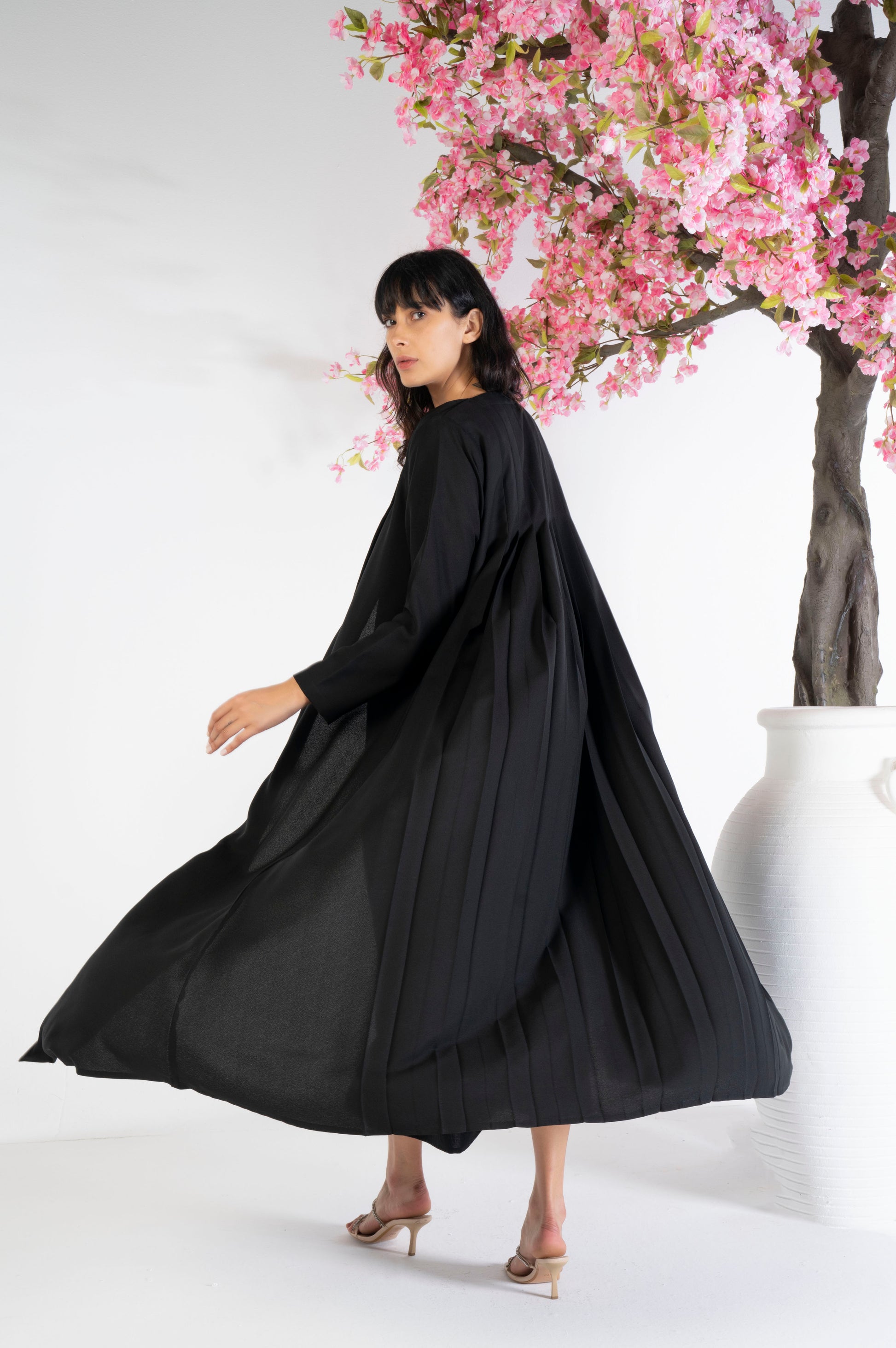 Black collar abaya with pleated pattern on backside