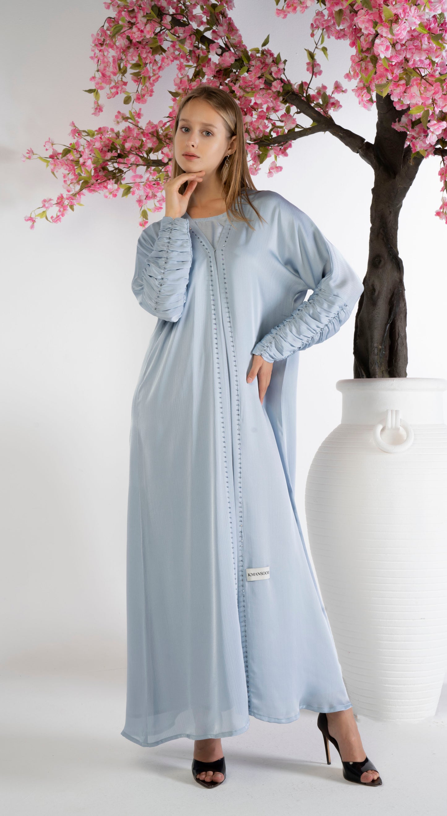 Bisht Abaya With Pleated Sleeves Enhanced With Simple Beadwork Detailing