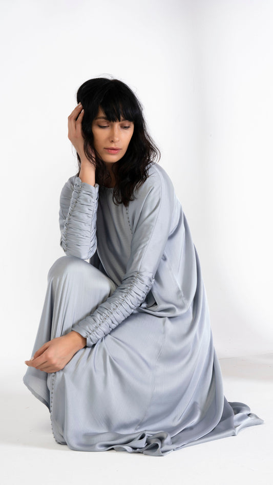 عباية بشت بأكمام مطوية ومزينة بتفاصيل خرزية بسيطة