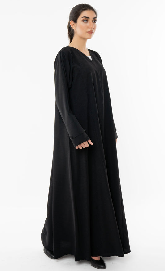 عباية سوداء بقصة A وأكمام منقوشّة منحنية وأزرار