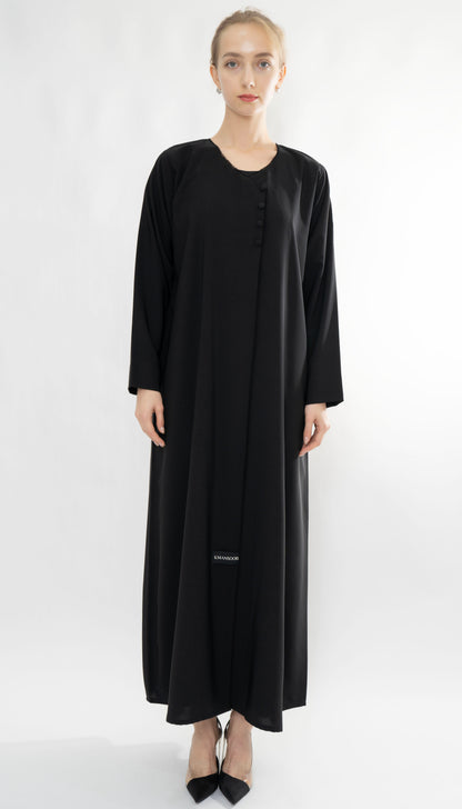 عباية متداخلة مع تفاصيل أزرار