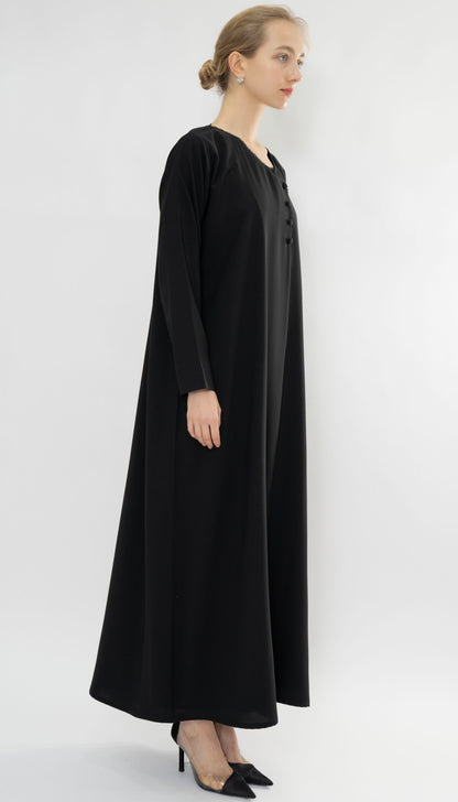 عباية متداخلة مع تفاصيل أزرار