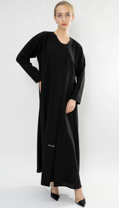 عباية متداخلة مع تفاصيل أزرار