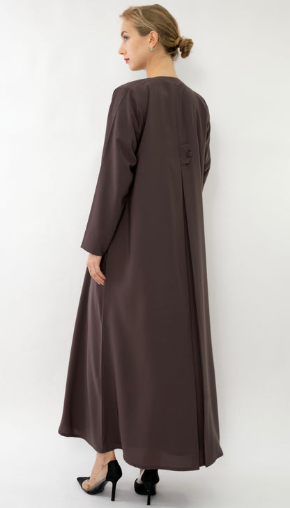 عباية متداخلة مع تفاصيل أزرار