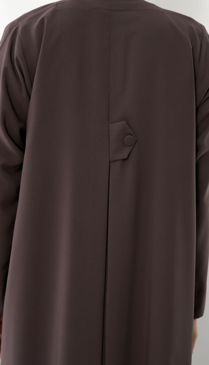 عباية متداخلة مع تفاصيل أزرار
