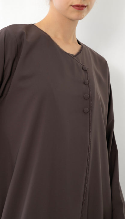 عباية متداخلة مع تفاصيل أزرار