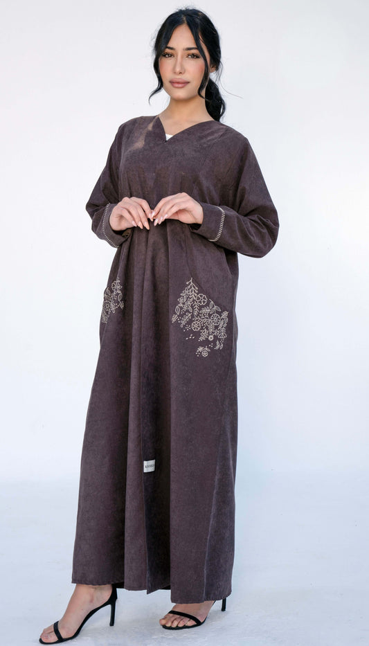 عباية بجيب مطرز بالزهور وأكمام مطوية مع تفاصيل غرز بسيطة