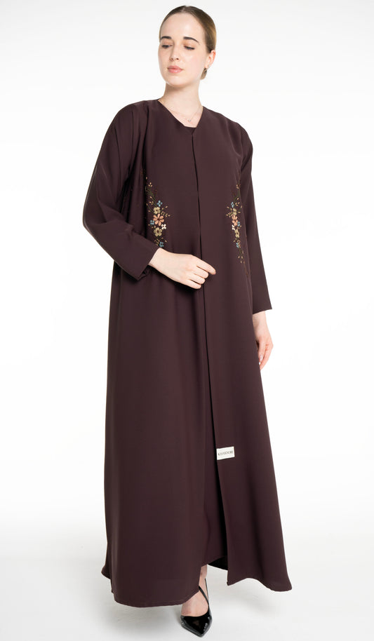 عباية جميلة مزينة بالتطريز اليدوي والزهور